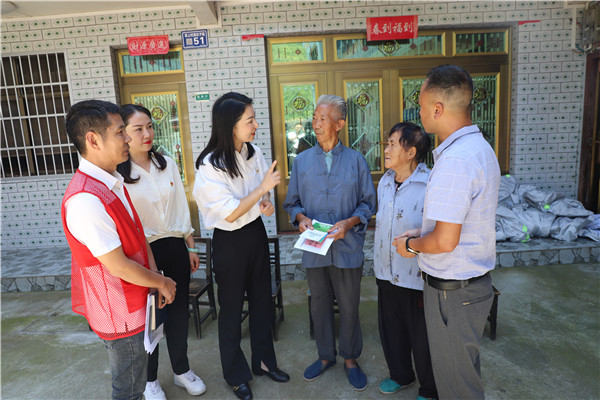 2023-8-31 貴州環(huán)交所黨支部、壩上村黨支部、貴陽產(chǎn)控集團金融務(wù)鏈上企業(yè)黨支部聯(lián)合開展主題黨日活動6.jpg